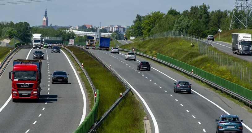 Dwa pasy do jazdy w jednym kierunku nie zawsze oznaczają możliwość jazdy z prędkością 140 km/h. /Stanislaw Bielski/REPORTER /East News