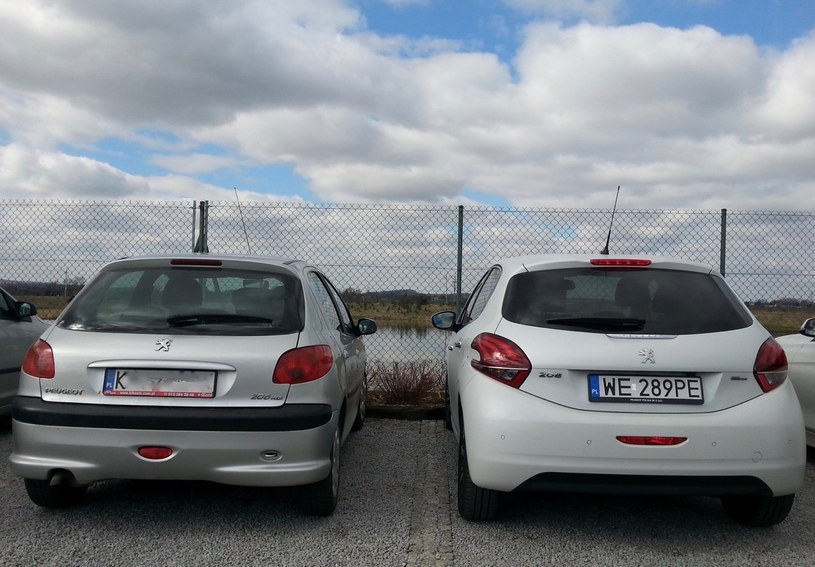 Dwa Peugeoty... Ten z lewej był droższy /INTERIA.PL