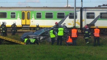 Dwa pociągi uderzyły w auto. Nie żyje kobieta, dzieci w ciężkim stanie