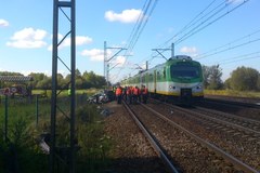 Dwa pociągi uderzyły w auto. Nie żyje kobieta, dzieci w ciężkim stanie
