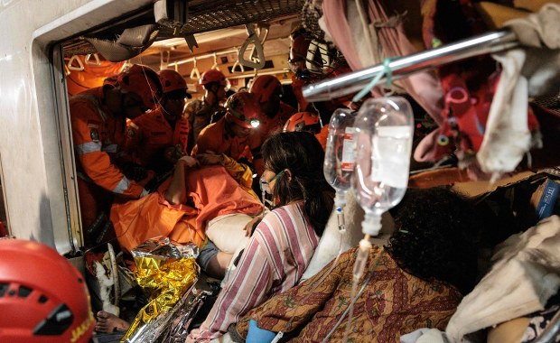 ​Dwa pociągi zderzyły się w Indonezji. Wielu zabitych