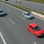 Dwa pojazdy wjeżdżają na środkowy pas. Kto ma pierwszeństwo? 