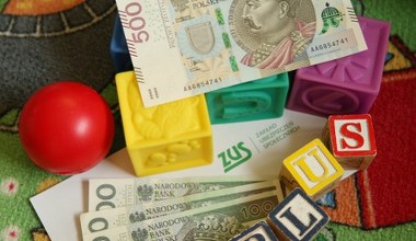 Dwa pomysły na ograniczenia w 800 plus. Mają dać 25 mld zł oszczędności