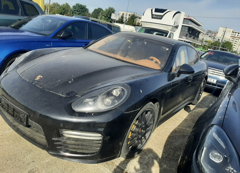 Dwa Porsche wystawione na licytacje US.  Fot. Izba Administracji Skarbowej w Krakowie /