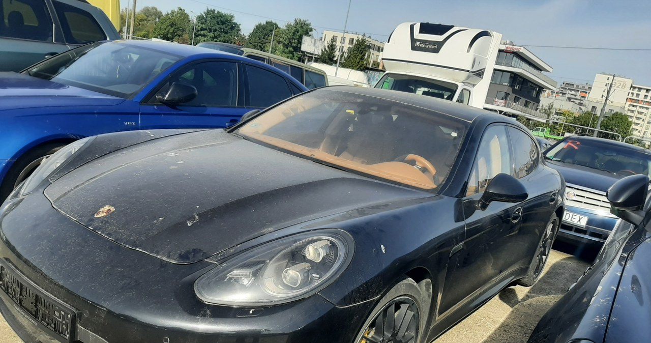 Dwa Porsche wystawione na licytacje US.  Fot. Izba Administracji Skarbowej w Krakowie /