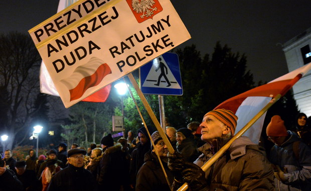Dwa protesty przed Sejmem. "Precz z układem w Trybunale",  "bezPrawie I deSpotyzm" 