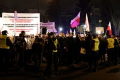 Dwa protesty ws. Trybunału Konstytucyjnego przed Sejmem