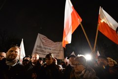 Dwa protesty ws. Trybunału Konstytucyjnego przed Sejmem