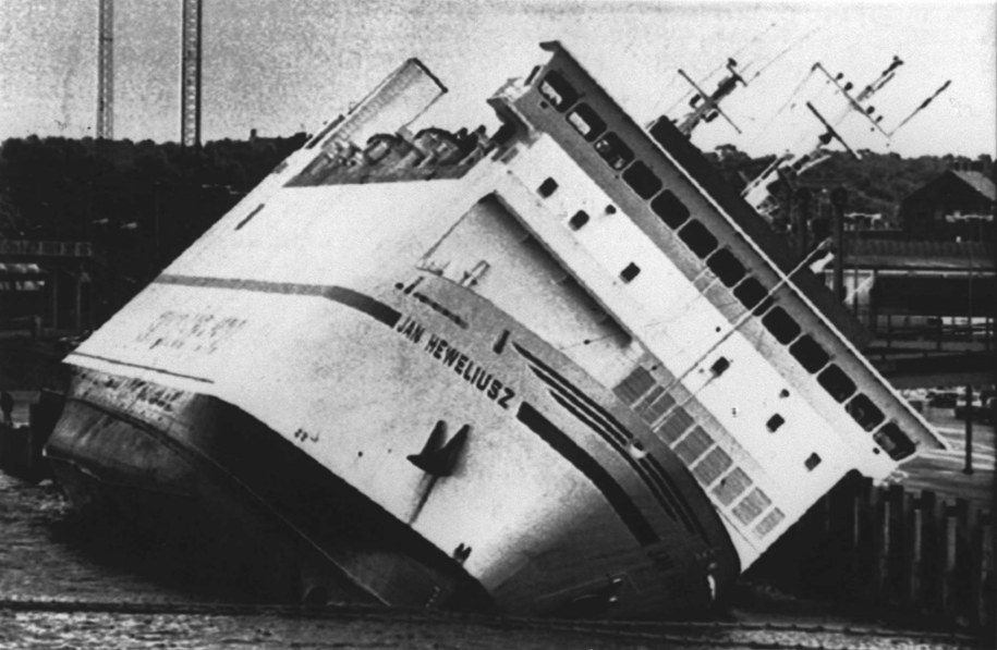 Dwa razy "Heweliusz" przewrócił się w porcie, w tym w Ystad w Szwecji. /PAP /PAP