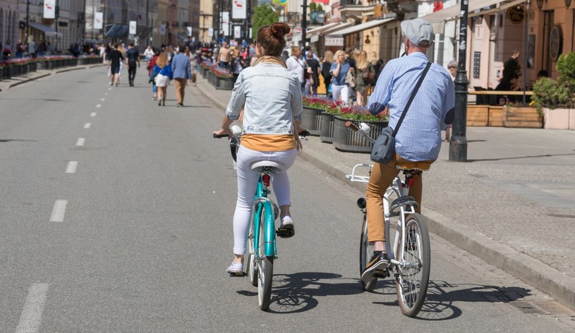 Dwa rowery mogą jechać obok siebie, ale tylko gdy nie utrudniają ruchu innym pojazdom i nie powodują zagrożenia w ruchu drogowym. /ARKADIUSZ ZIOLEK /East News