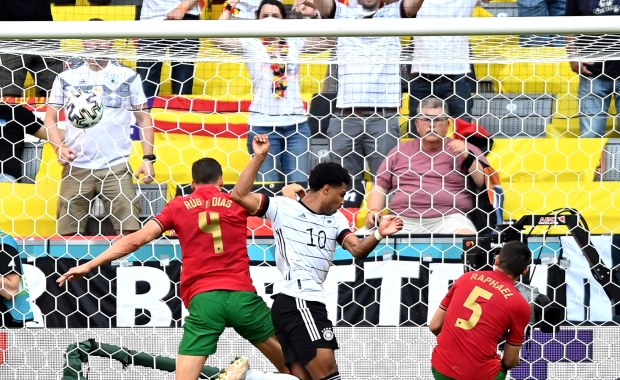 Dwa samobóje w jednym meczu w ciągu kilku minut. Portugalczycy są pierwszymi w historii Euro