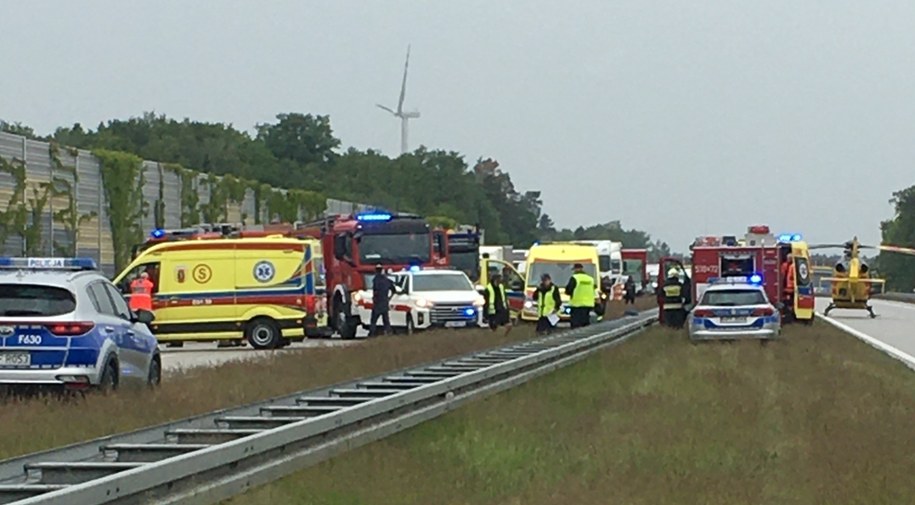 Dwa samochody osobowe zderzyły się między węzłami Sieradz Południe - Złoczew. /Gorąca Linia RMF FM