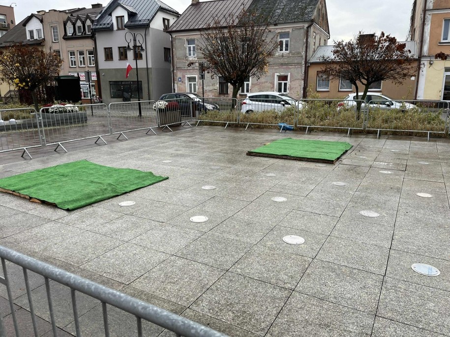 Dwa samochody zapadły się w miejskiej fontannie /Gorąca Linia RMF FM