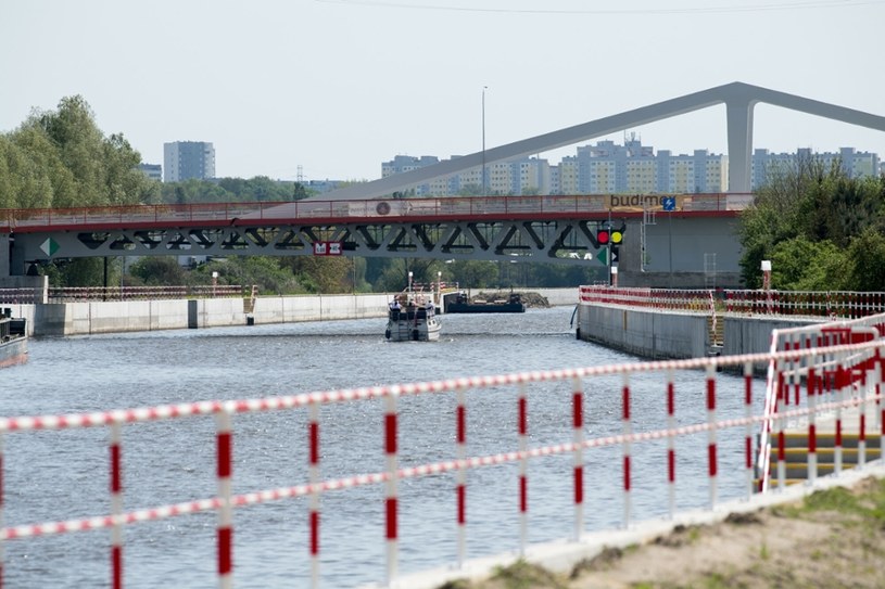 Dwa samochody zatopione w rzece. Tajemnicza sprawa