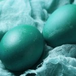 Dwa składniki z kuchni i jajka są idealnie zielone. Nie farbuję ich chemią