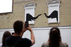 Dwa słonie w oknie. Nowy mural Banksy'ego