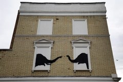 Dwa słonie w oknie. Nowy mural Banksy'ego