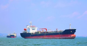 Dwa tankowce z wyłączonymi transponderami ominęły blokadę Ormuz