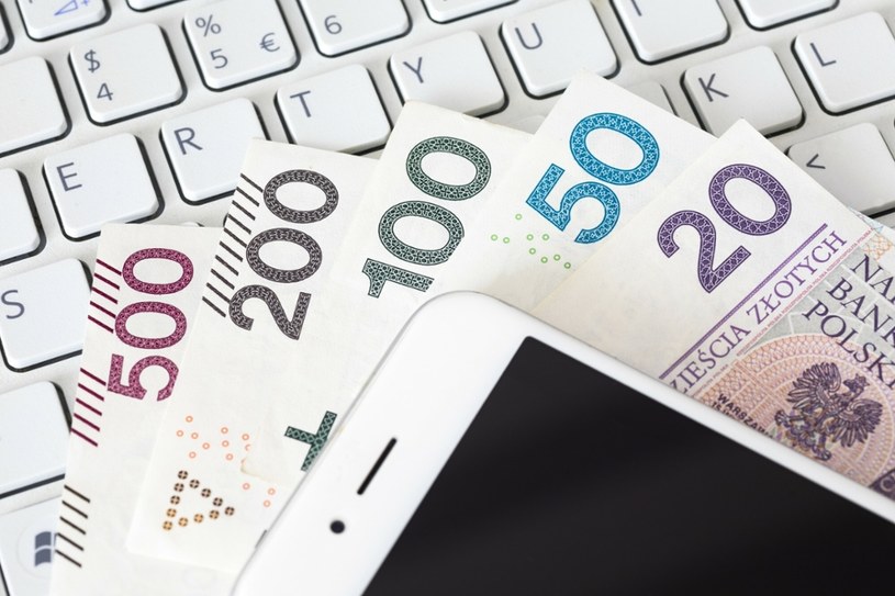 Dwa telefony i próba oszustwa "na kredyt" /ARKADIUSZ ZIOLEK /East News