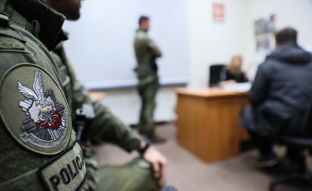 Dwa tiry i kontener z papierosami. Co znaleziono na posesji Romana J.? 