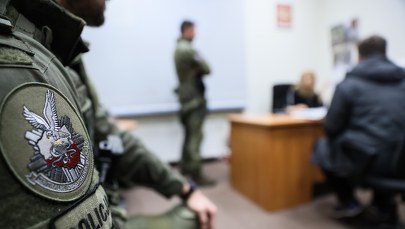 Dwa tiry i kontener z papierosami. Co znaleziono na posesji Romana J.? 