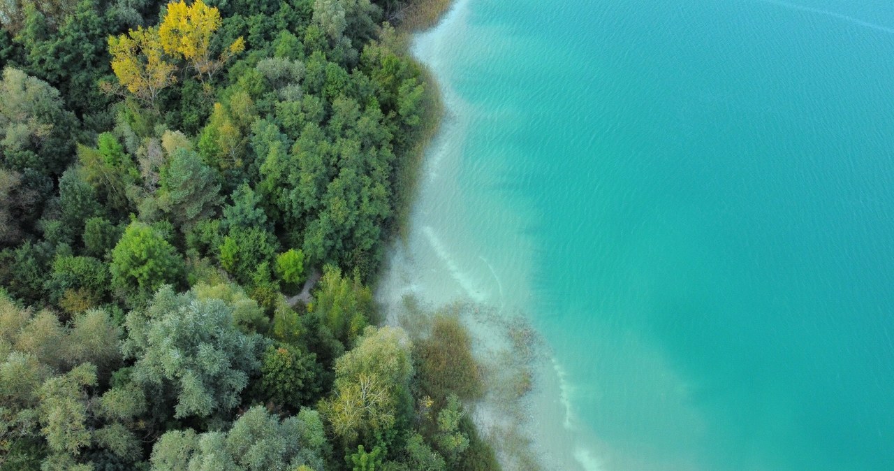 ​Dwa turkusowe jeziora w Polsce. Ich kolor zachwyca, lecz kąpiel to ogromne ryzyko /Mateusz Grochocki/East News /East News