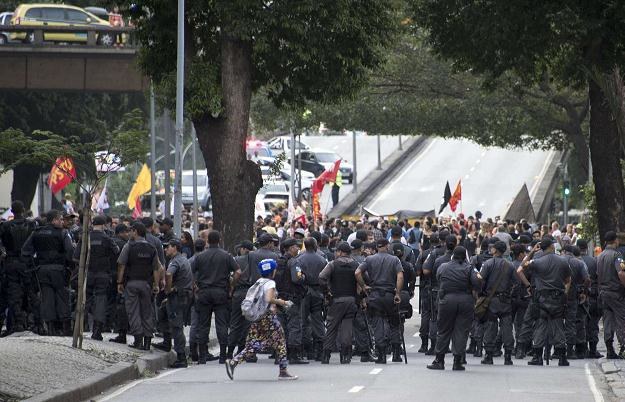 Dwa tygodnie przed mundialem Brazylijczycy wciąż protestują /AFP