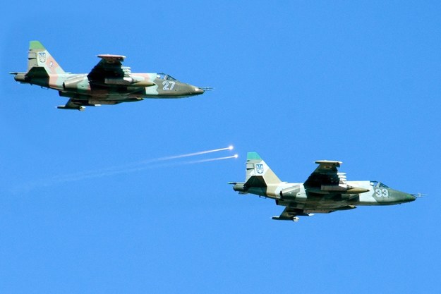 Dwa ukraińskie Su-25 w powietrzu (zdjęcie archiwalne z września 2007 roku) /SERGEY POPSUEVICH /PAP/EPA