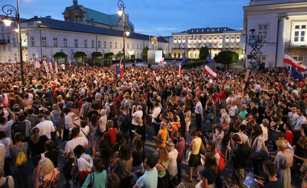 Dwa weta prezydenta, wielogodzinna narada władz PiS, dwa orędzia. Protesty nie ustają: Trzecie weto!