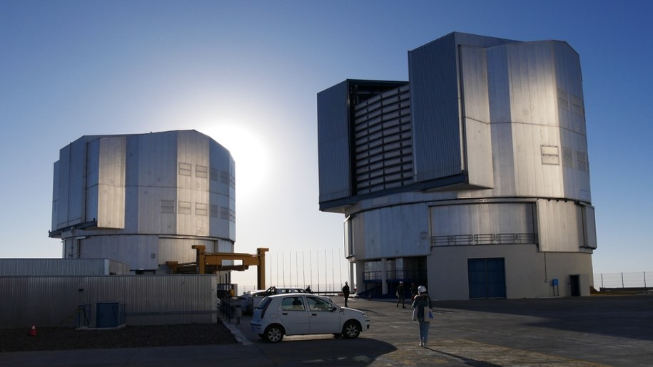 Dwa z Teleskopów Głównych systemu VLT. Przy lewym, Antu (UT1) widać żółte rusztowanie do wyciągania zwierciadła /Fot. Grzegorz Jasiński /RMF FM