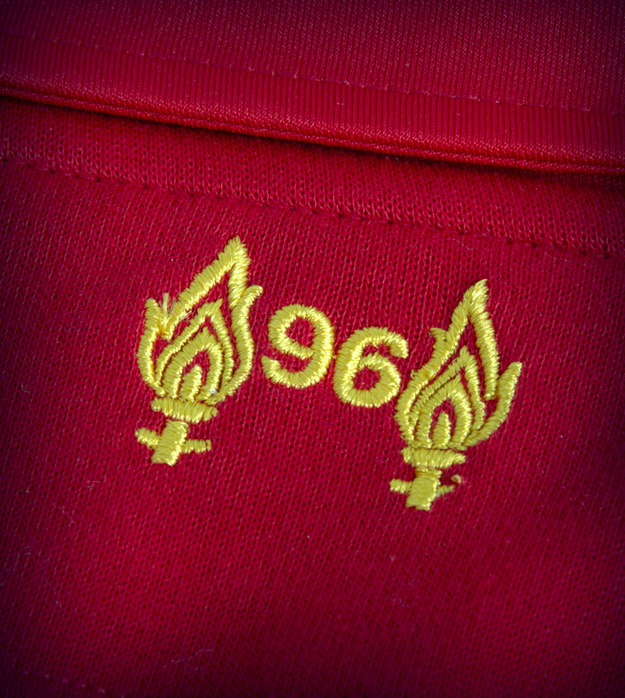 Dwa znicze z dotychczasowego herbu znalazły się na tyle koszulki - poniżej kołnierzyka /Liverpool FC /INTERIA.PL