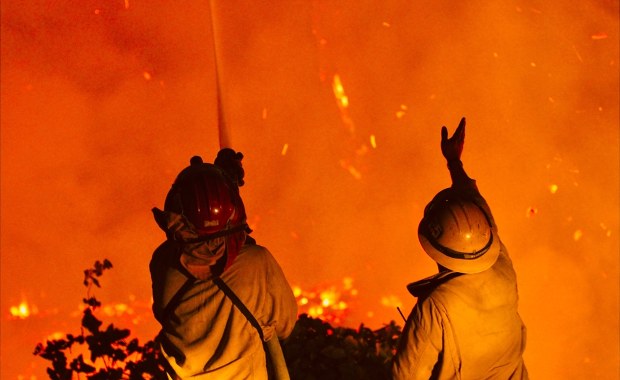 Dwaj amerykańscy strażacy zastrzeleni przez snajpera