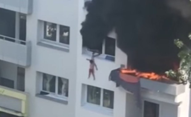 Dwaj chłopcy wyskoczyli z 3. piętra, uciekając przed pożarem. Zobacz wideo z akcji ratunkowej!