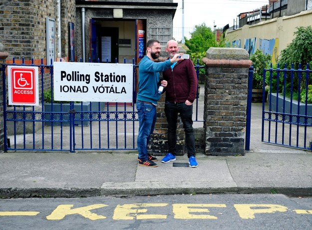 Dwaj mężczyźni fotografują się przed lokalem do głosowania w Dublinie /AIDAN CRAWLEY  /PAP/EPA