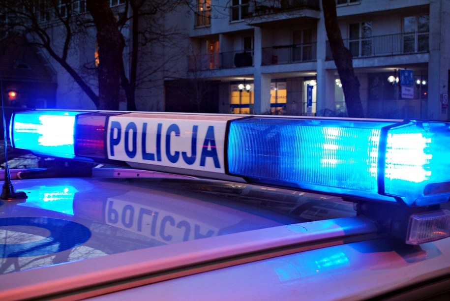 Dwaj mężczyźni spadli z balkonu /Shutterstock