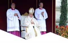 Dwaj papieże na kanonizacji Jana Pawła II