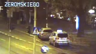 Dwaj pijani pobili przechodnia pod okiem monitoringu