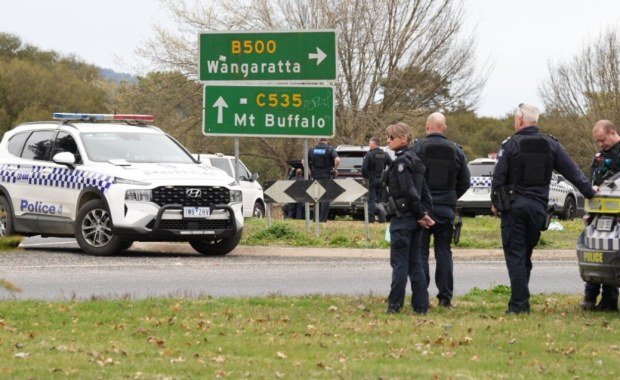 Dwaj policjanci zabici na służbie. Napastnik na wolności