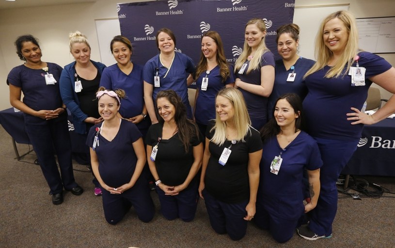Dwanaście z szesnastu ciężarnych pracownic szpitala dumnie pozuje do zdjęć /AP /East News