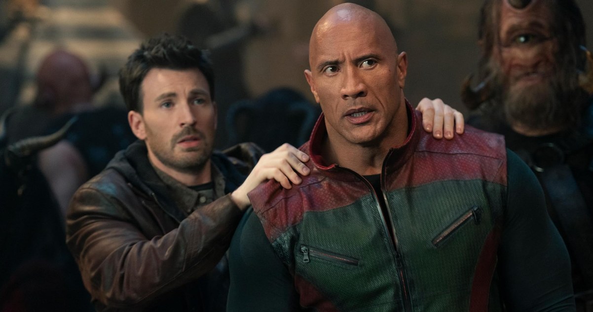 Dwayne Johnson i J.K. Simmons w filmie "Czerwona Jedynka" /© materiały dystrybutora /materiały prasowe