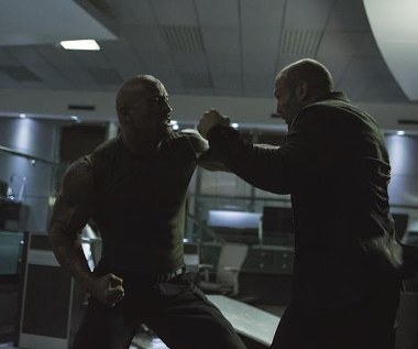 Dwayne Johnson i Jason Statham w scenie z filmu "Szybcy i wściekli 7"