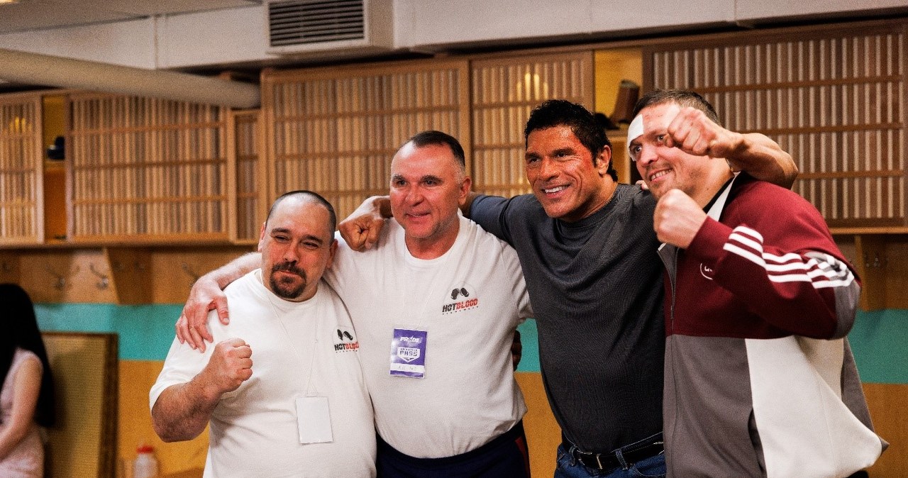 Dwayne Johnson i Ołeksandr Usyk na planie "Smashing Machine" /materiały prasowe