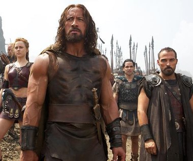 Dwayne Johnson, Reece Ritchie i Rufus Sewell w scenie z filmu "Hercules"