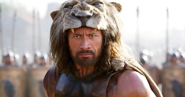 Dwayne Johnson w scenie z filmu "Hercules" /materiały dystrybutora