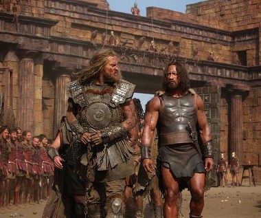 Dwayne Johnson w scenie z filmu "Hercules"