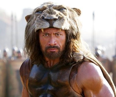 Dwayne Johnson w scenie z filmu "Hercules"