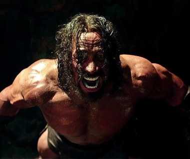 Dwayne Johnson w scenie z filmu "Hercules"