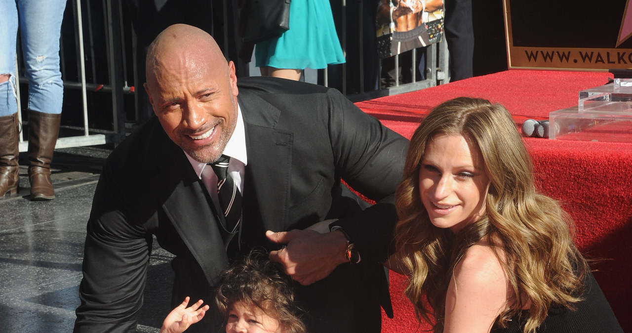 Dwayne Johnson z żoną i córką /JB Lacroix /Getty Images