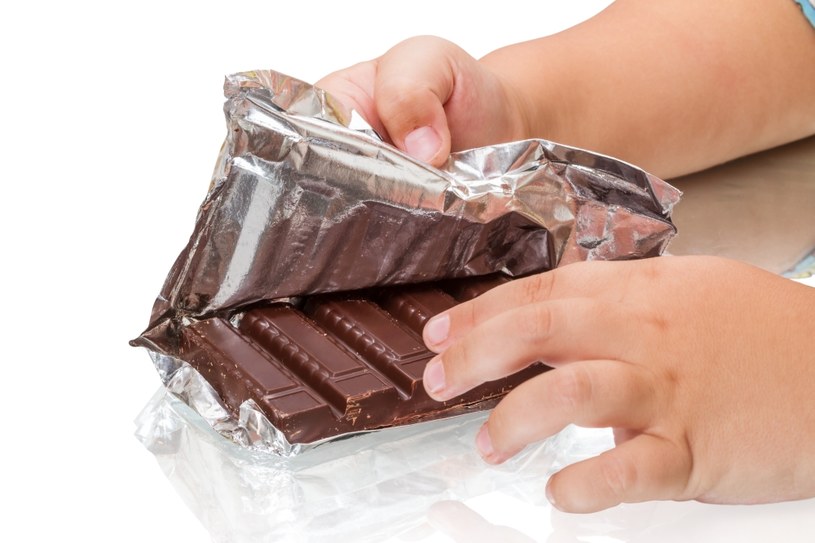 Dwie czubate łyżeczki cukru albo cztery kostki czekolady. Tyle słodkiego dziennie powinno jeść dziecko. /123RF/PICSEL