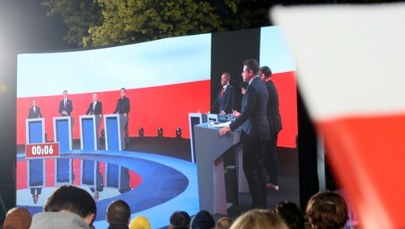 Dwie debaty w Końskich: Chaos, przepychanki, tęczowa flaga [ZAPIS RELACJI]